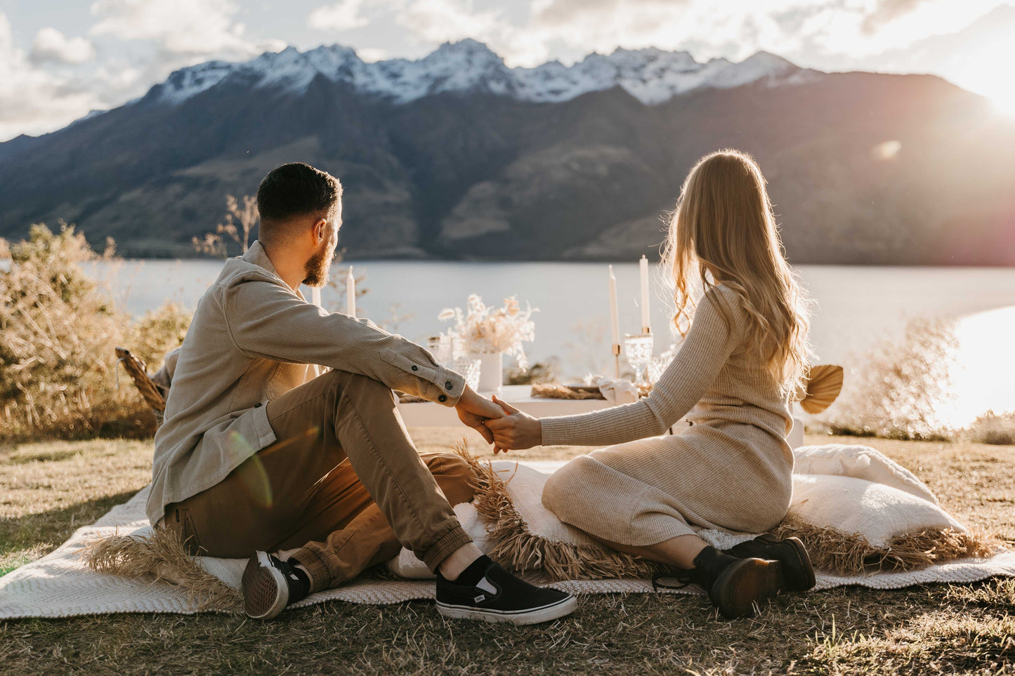 Picnique-photography-session-for-couples-in-Queenstown-with-romantic-picnic